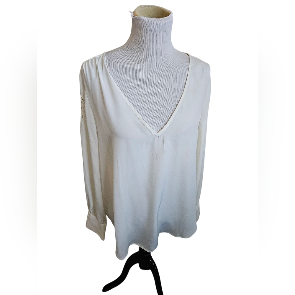 NWT Leigh Elegant White Women's Top With Lace accent Size XL.